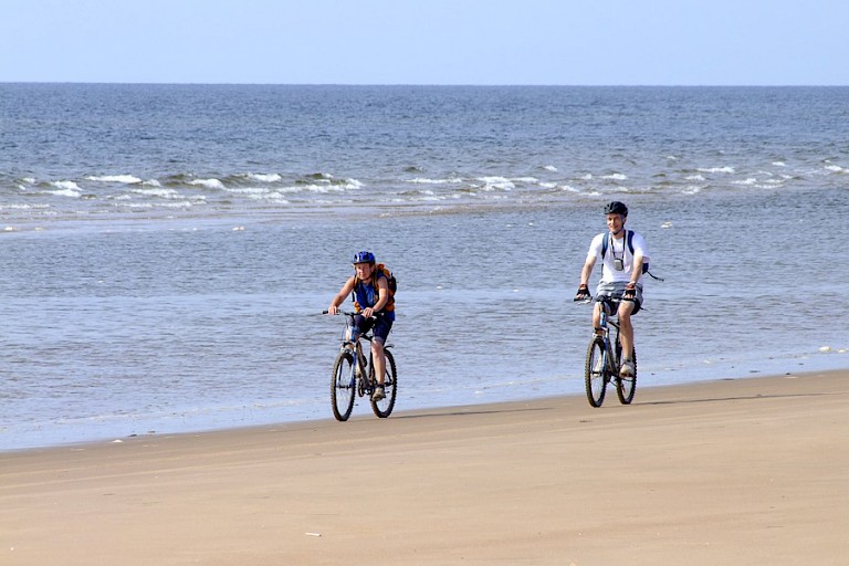 Mountainbiken over het strand langs de Witte Zee.