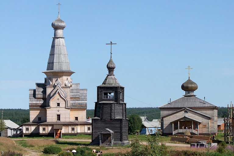 Houten kerkgebouwen in Varzuga.