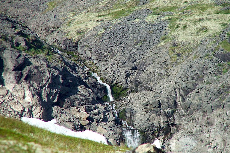 Waterval in de loop van de Svetloje, Lovozero Tundra.