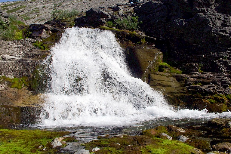 Watervalletje in de loop van de Poatchjok.
