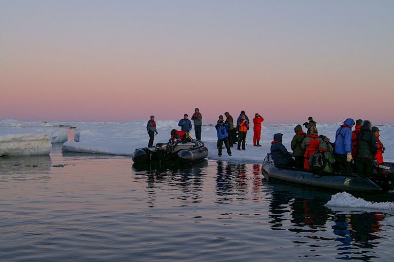 In het avondlicht op het ijs in de Tsjoektsjizee, ten zuiden van Wrangel, Rusland.