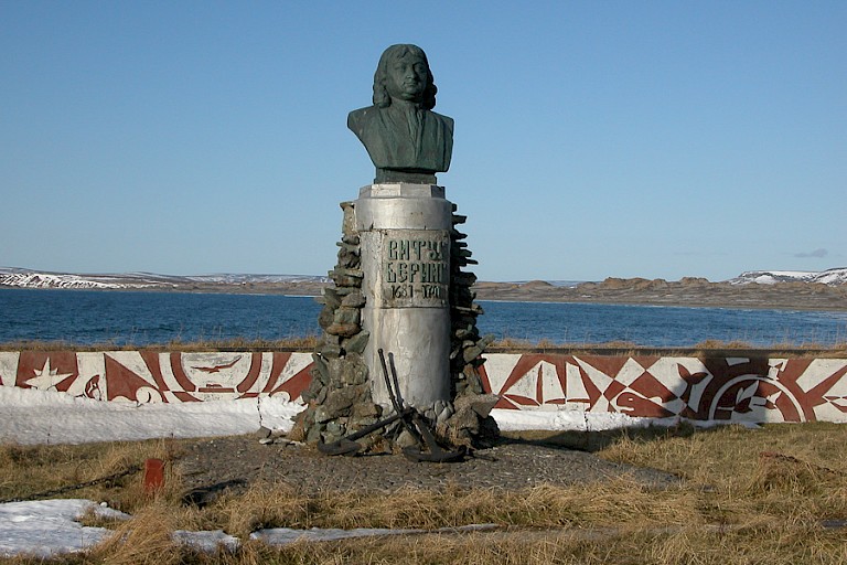 Het standbeeld van Vitus Bering op het eiland Bering, een van de Komandorski-eilanden.