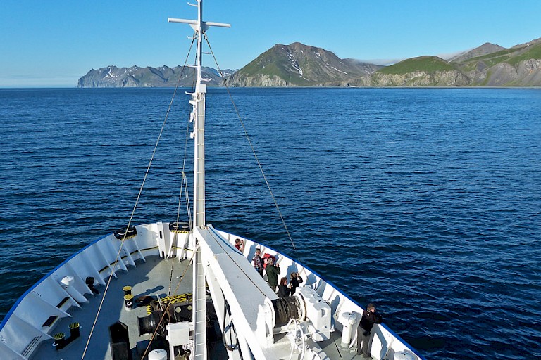 Het schip vaart richting Kaap Dezhnev.