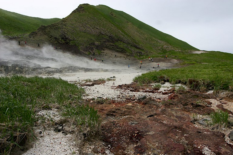 Rokende fumarolen op Yakicha.