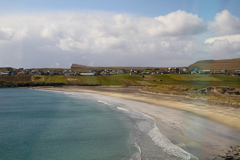De zandstranden waar Sandoy zijn naam aan dankt.