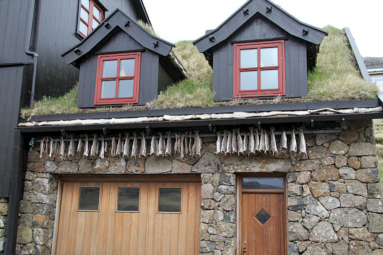 Op veel plaatsen wordt vis nog op traditionele wijze gedroogd.