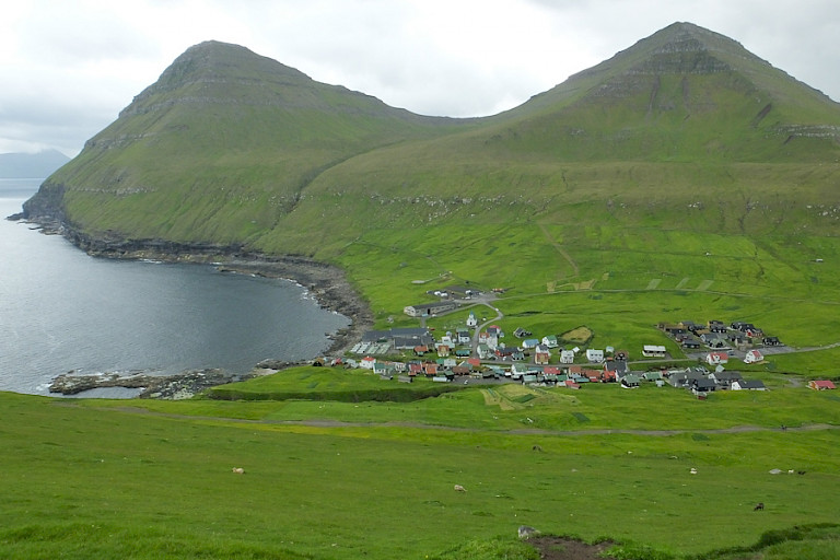 Zicht op Gjógv tijdens een wandeling in de omliggende bergen.