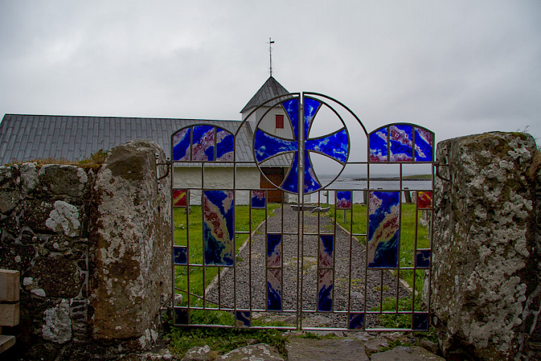 Toegangspoort in glas-en-lood bij het kerkje van Saksun.