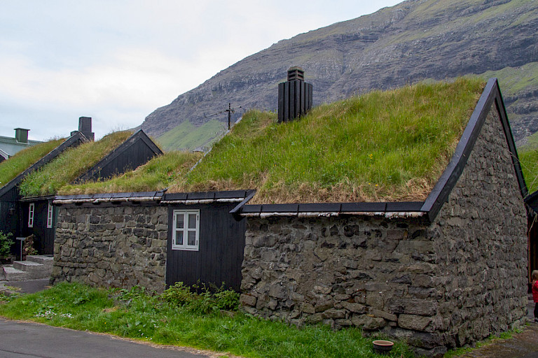 Traditionele boerenhuisjes in Gjógv.