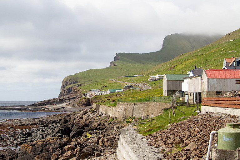 Bijna alle wegen lopen langs de fjorden vaak met mooie vergezichten.