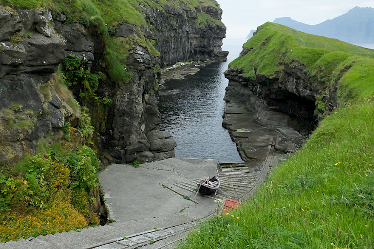 De beschutte toegang tot zee bij Saksun.