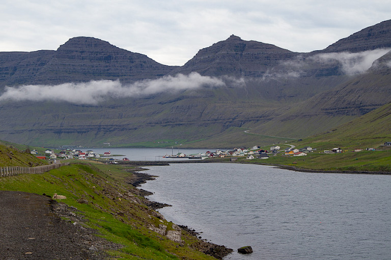 Baai met brug tussen Streymoy en Eysturoy.