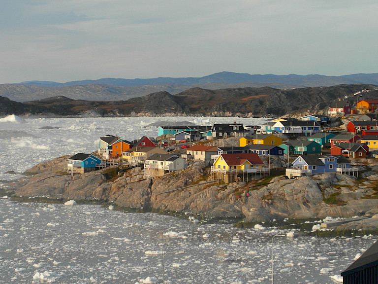 Ilulissat aan de rand van de IJsfjord.