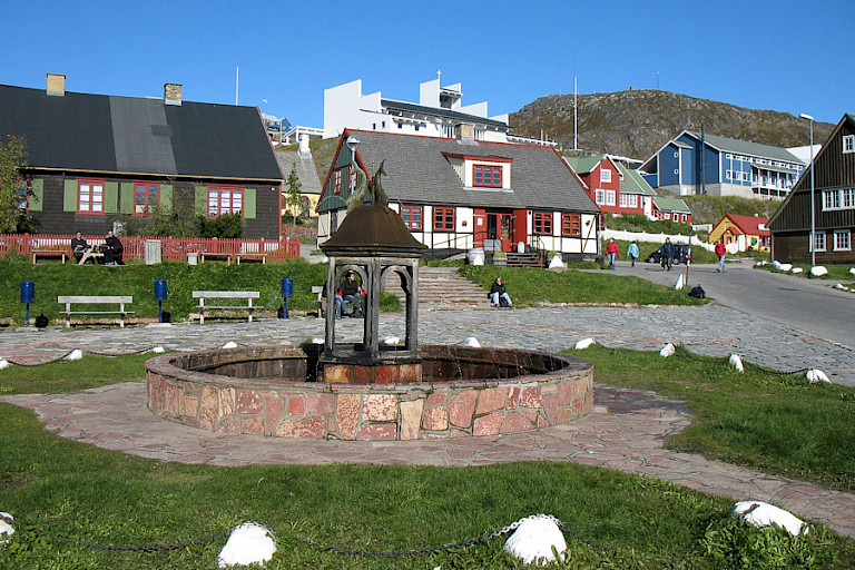 Pleintje met fontein in Qaqortoq.