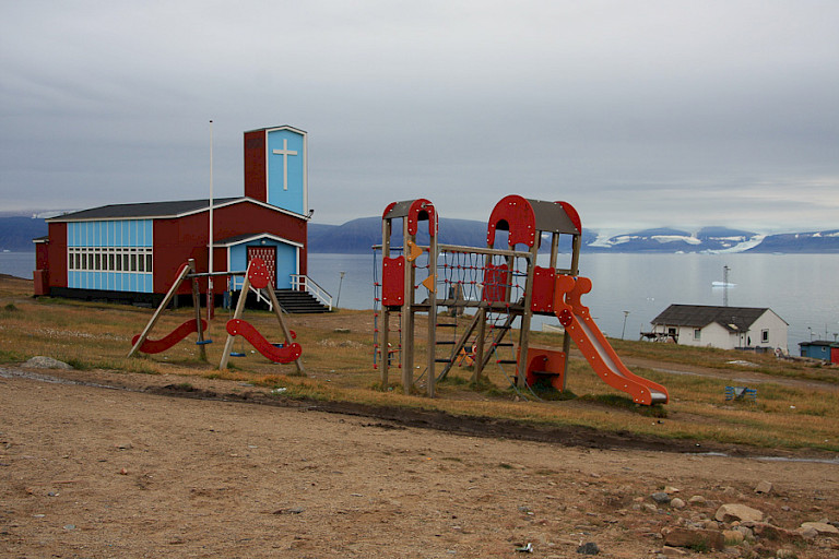 Kerk met kinderspeelplaats in Qaanaaq.