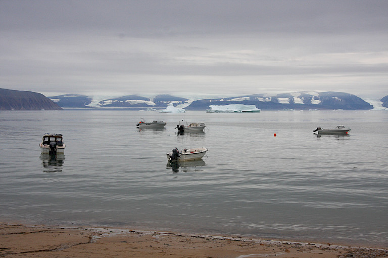 Vissersbootjes in de baai bij Qaanaaq.