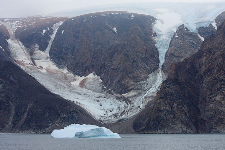 Gebergte met gletsjers aan de overzijde van de baai bij Qaanaaq.
