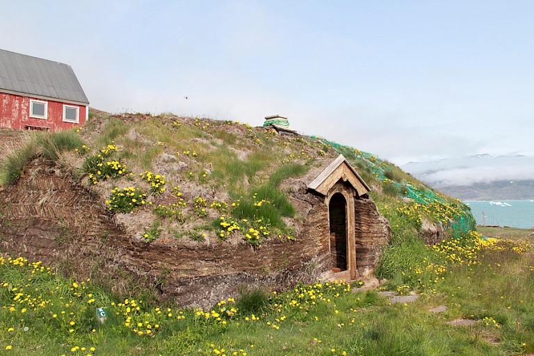 Turfhuis bij het museum in Narsaq, Groenland.