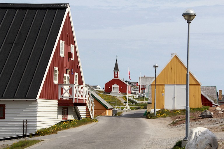 Straatje in Nuuk, de hoofdstad van Groenland.