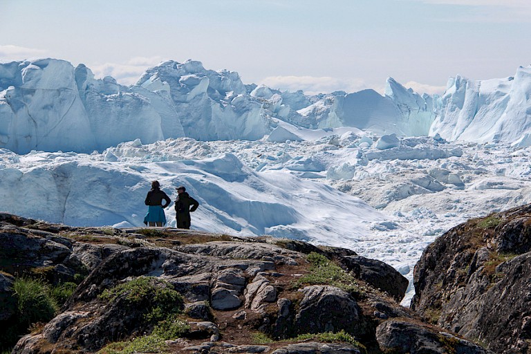 Uitkijken over de gestrande ijsbergen bij Sermermiut in de omgeving van Ilulissat, Groenland.
