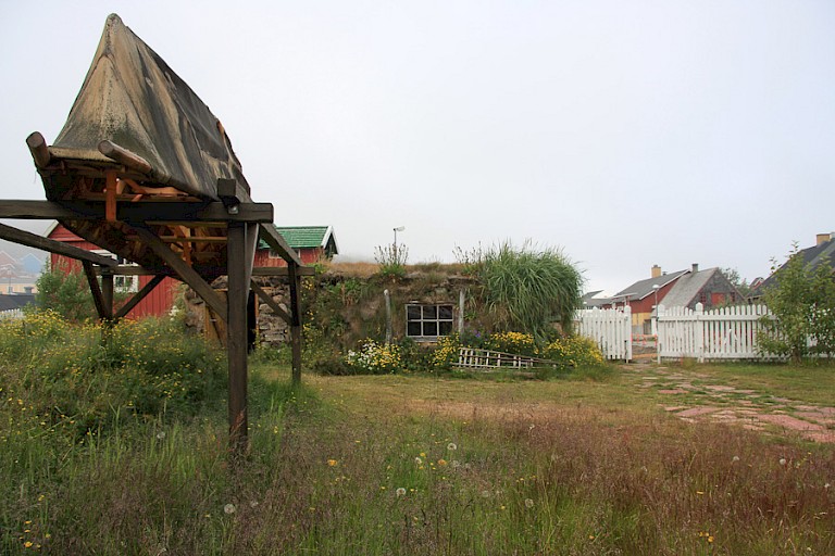 Traditionele kajak bij het museum in Narsaq, Zuid-Groenland.