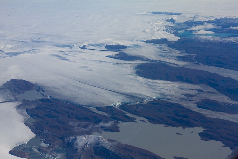 Uitzicht op de Groenlandse IJskap vanuit het vliegtuig richting Kangerlussuaq.