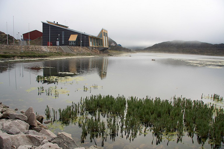 Er staan ook moderne gebouwen in Sisimiut, Groenland.