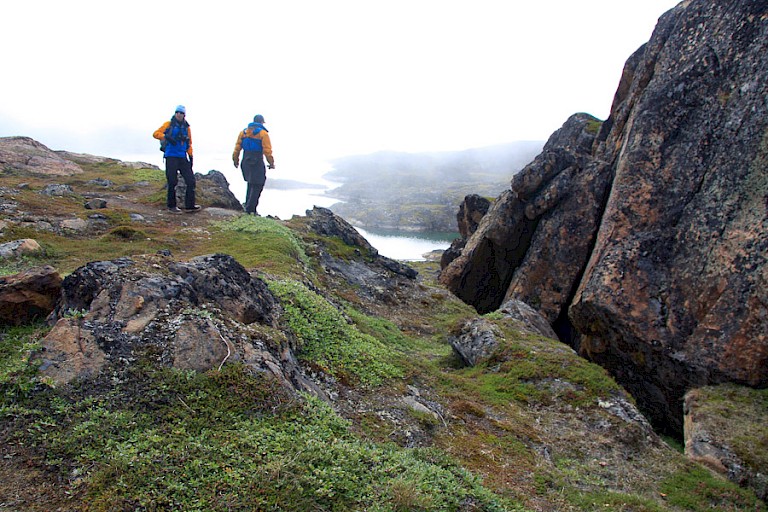 Wandelen langs de kust bij Sisimiut, Groenland.