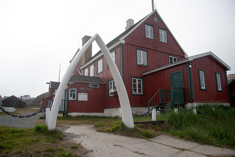Het centrale plein van Sisimiut met de toegangspoort van walvisribben.