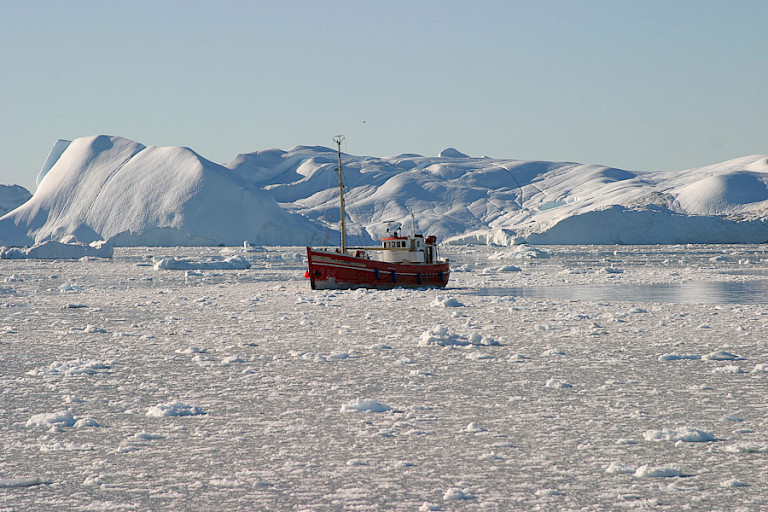 Excursiebootje vanuit Ilulissat bij de ijsbergen.