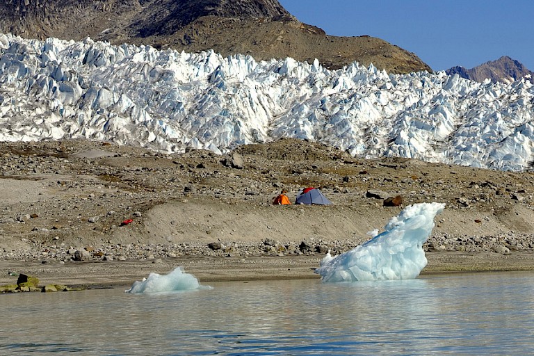 Kamperen aan de rand van een gletsjer.