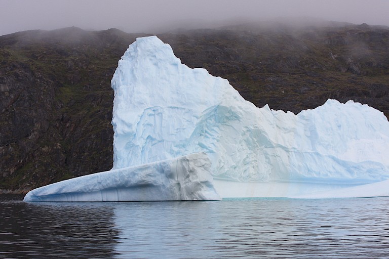 Een grote ijsberg bij Narsaq, Zuid-Groenland.