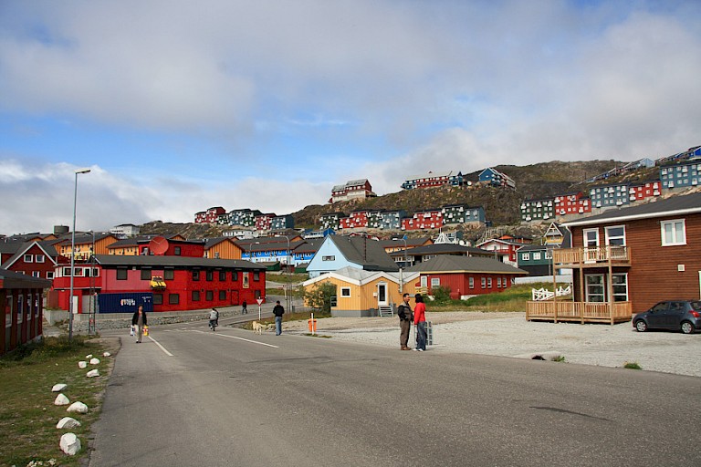 Een van de straten in Qaqortoq, Zuid-Groenland.