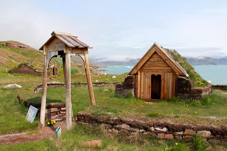 Brattahlið bij Qassiarsuk, het replica kerkje uit de tijd van Erik de Rode en zijn Noormannen.