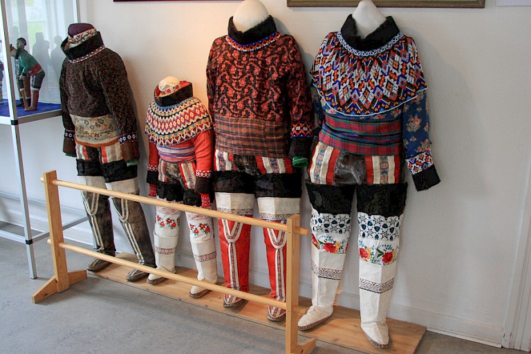 Traditionele feestkleding in het museum van Narsaq.