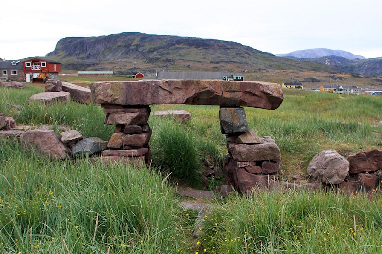 Overblijfselen van het kerkje en bijgebouwen in Garðar, Zuid-Groenland.