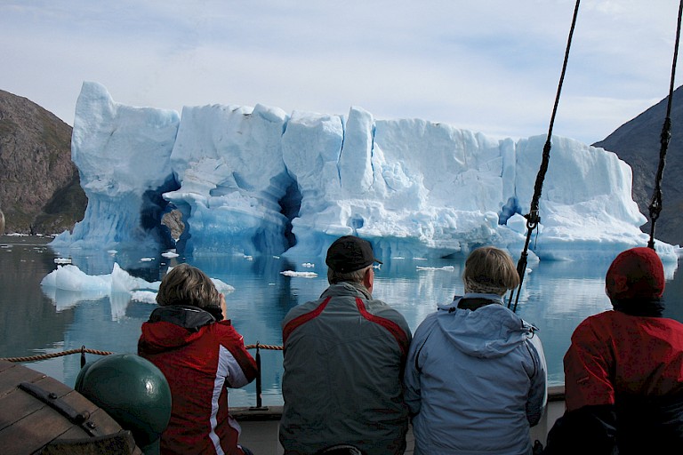 Bootexcursie. IJsbergen in de Qooroqfjord die afkomstig zijn van de Qooroqgletsjer, Zuid-Groenland.