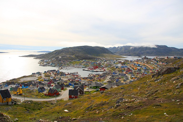 Uitzicht over het kleurrijke plaatsje Qaqortoq.