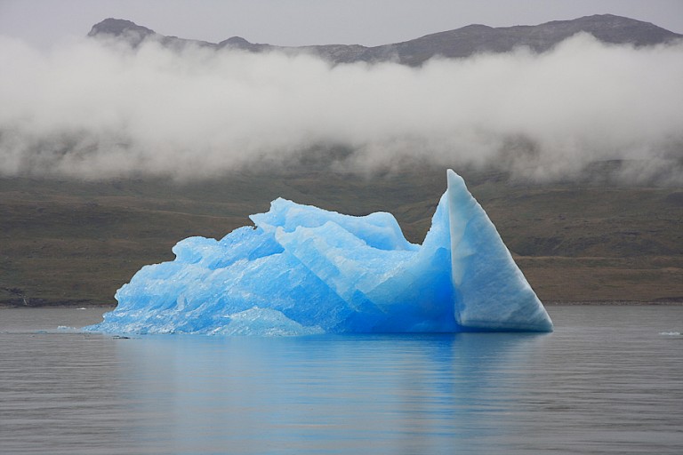 Prachtige blauwe ijsberg in de omgeving van Qaqortoq.
