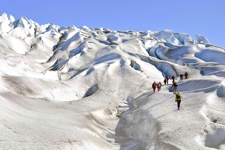 Nietige mensjes op de immense gletsjer.