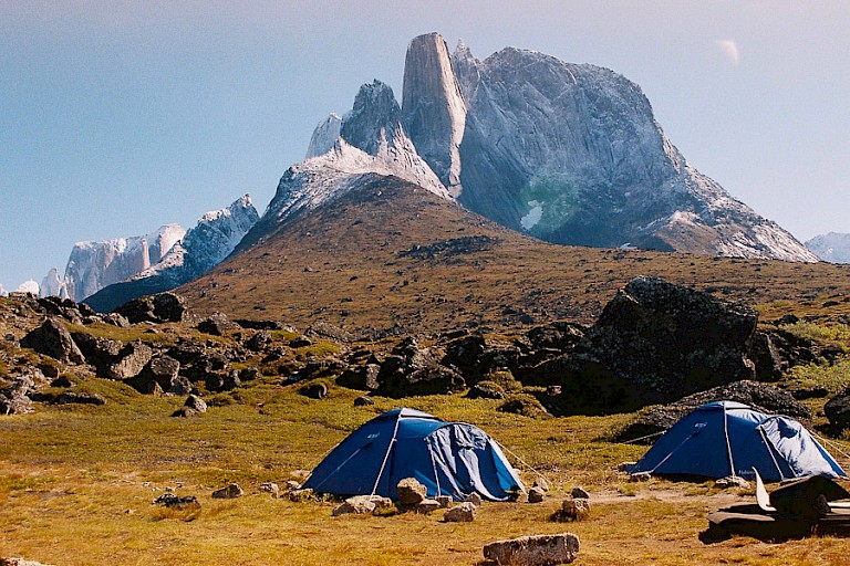 Kamperen aan de voet van het Nalumasortoqmassief.