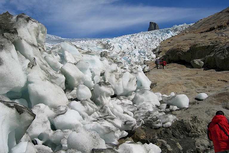Langs de rand van de gletsjer.