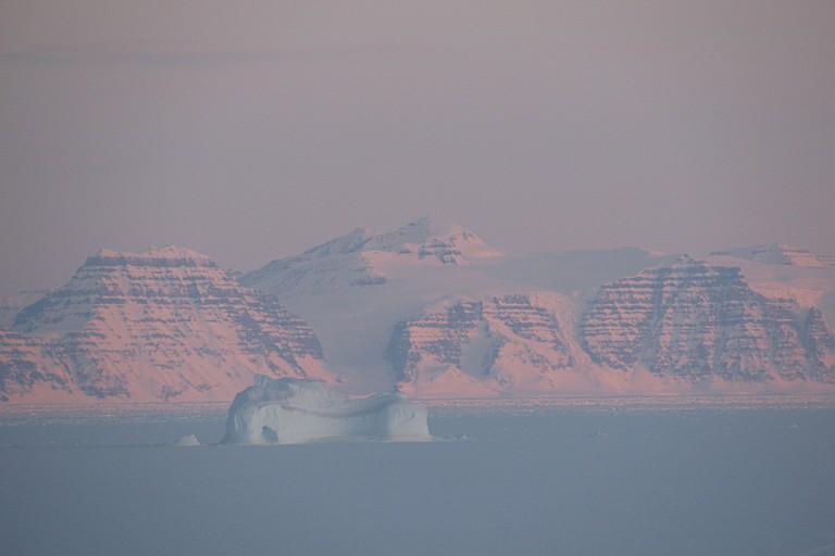 Zonsondergang zorgt voor mooie kleuren op de ijsbergen. Ittoqqortoormiit, Oost-Groenland. Foto: Floortje Dessing.