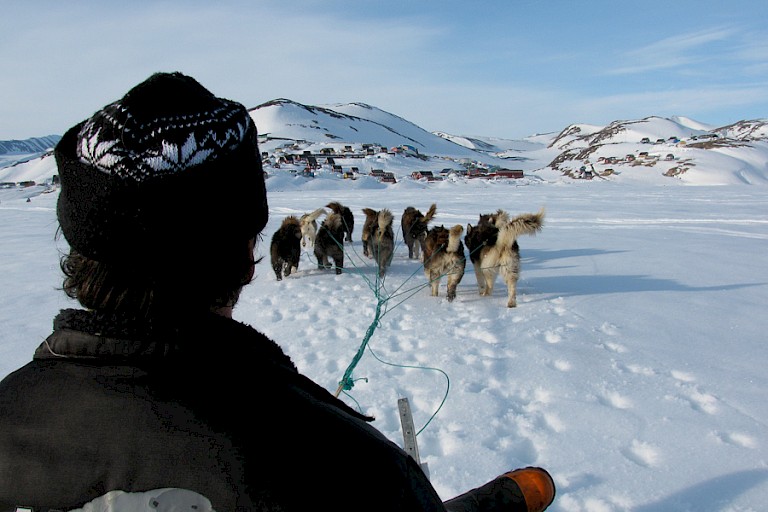 Met de hondensledetocht op weg naar Ittoqqortoormiit, Oost-Groenland. Foto: Floortje Dessing.