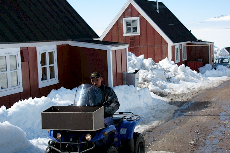 In de winter zijn de straten redelijk begaanbaar. Ittoqqortoormiit, Oost-Groenland. Foto: Floortje Dessing.