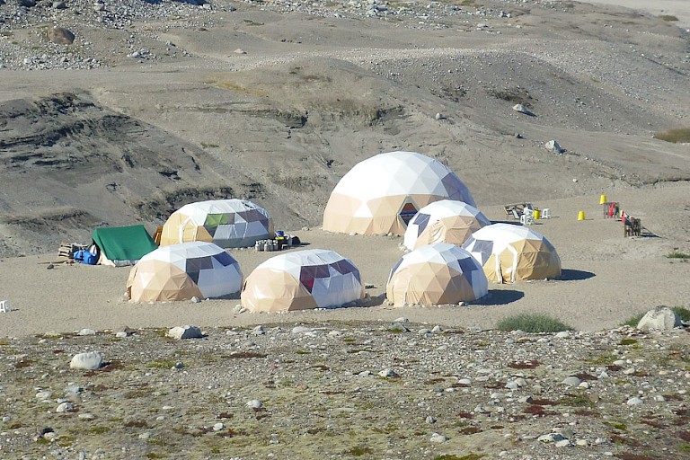 Qaleraliq kamp is het beginpunt van de trekking.