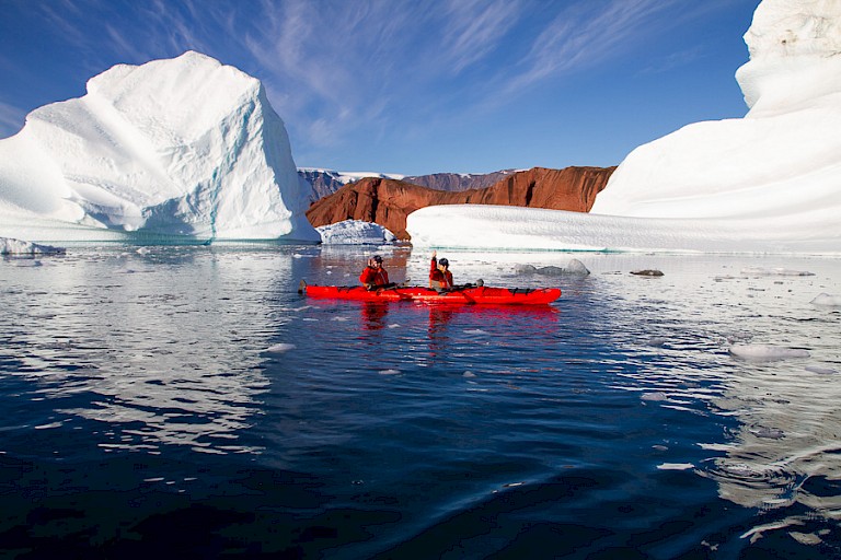 Kajakken tussen de ijsbergen.