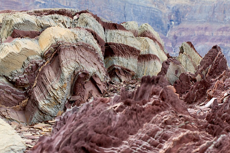 De bijzondere kleuren van het gesteente op Gateau Point, Oost-Groenland.