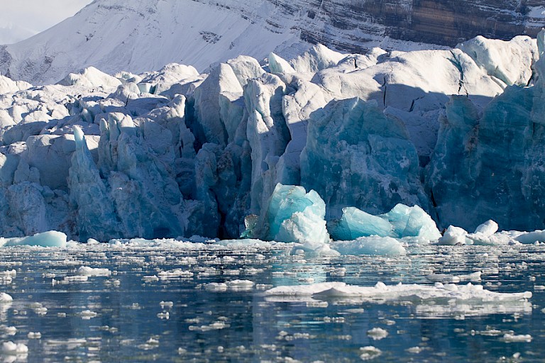 IJsbrokken voor het front van de Kongsbree.