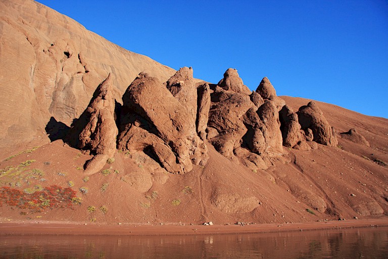 Zuilen in de het rode zandsteen van Røde Ø, Oost-Groenland.